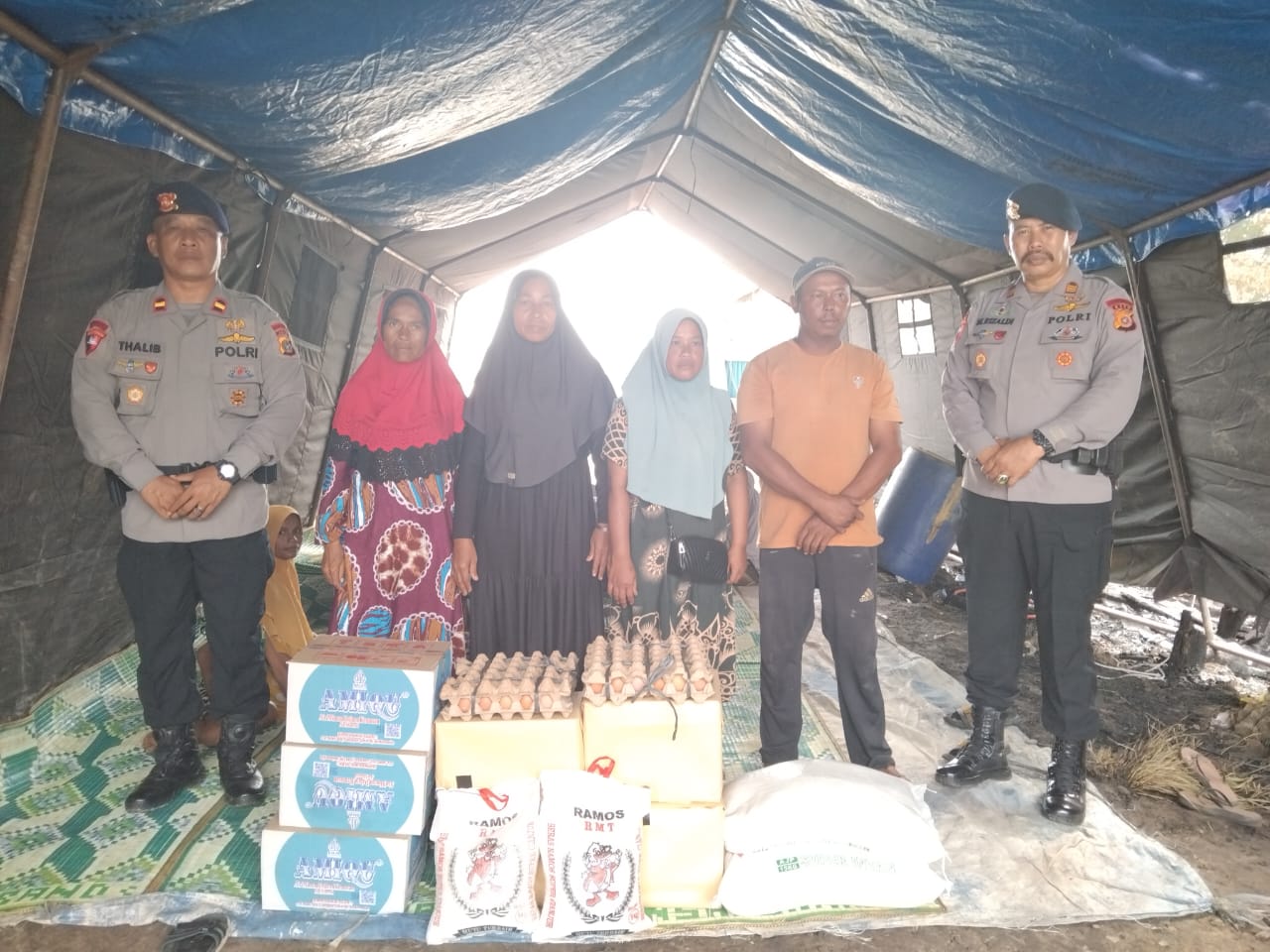 Brimob Salurkan Bantuan Sembako Korban Kebakaran