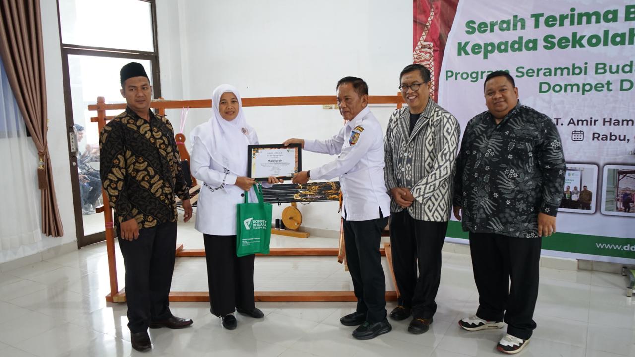 DD Waspada Serahkan Alat Tenun Untuk Program Serambi Budaya Tenun Melayu di Batubara