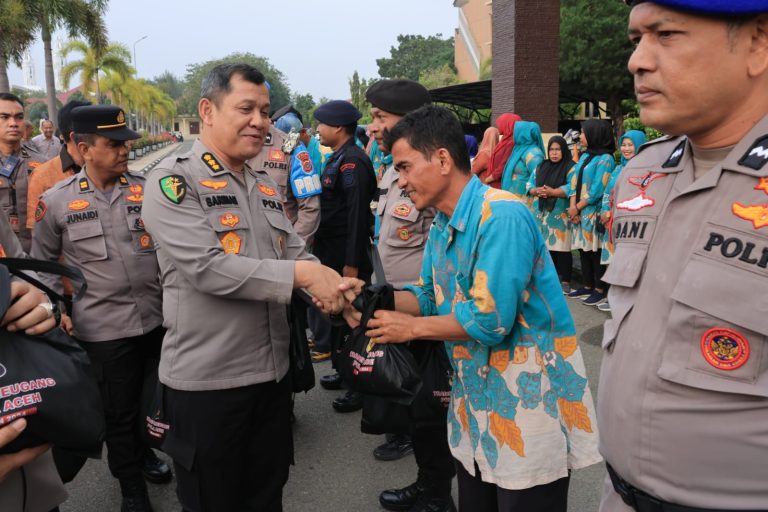 Kapolda Aceh Serahkan Daging Meugang Kepada Staf Dan PHL