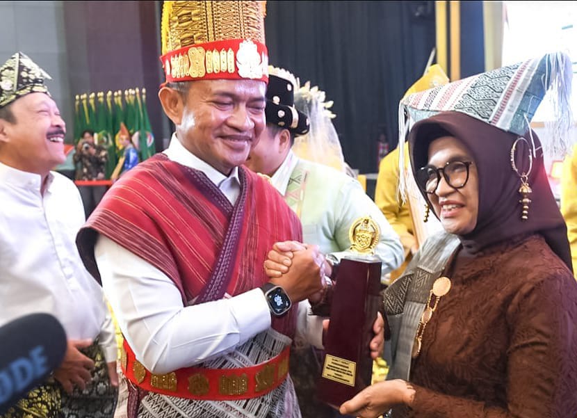 Wali Kota P.Siantar Terima Penghargaan Terbaik I PPD Provsu