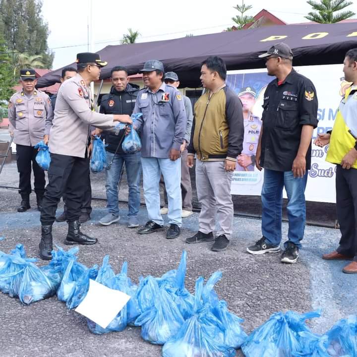 Sambut Ramadan, Kapolres Bener Meriah Bagikan Daging Meugang