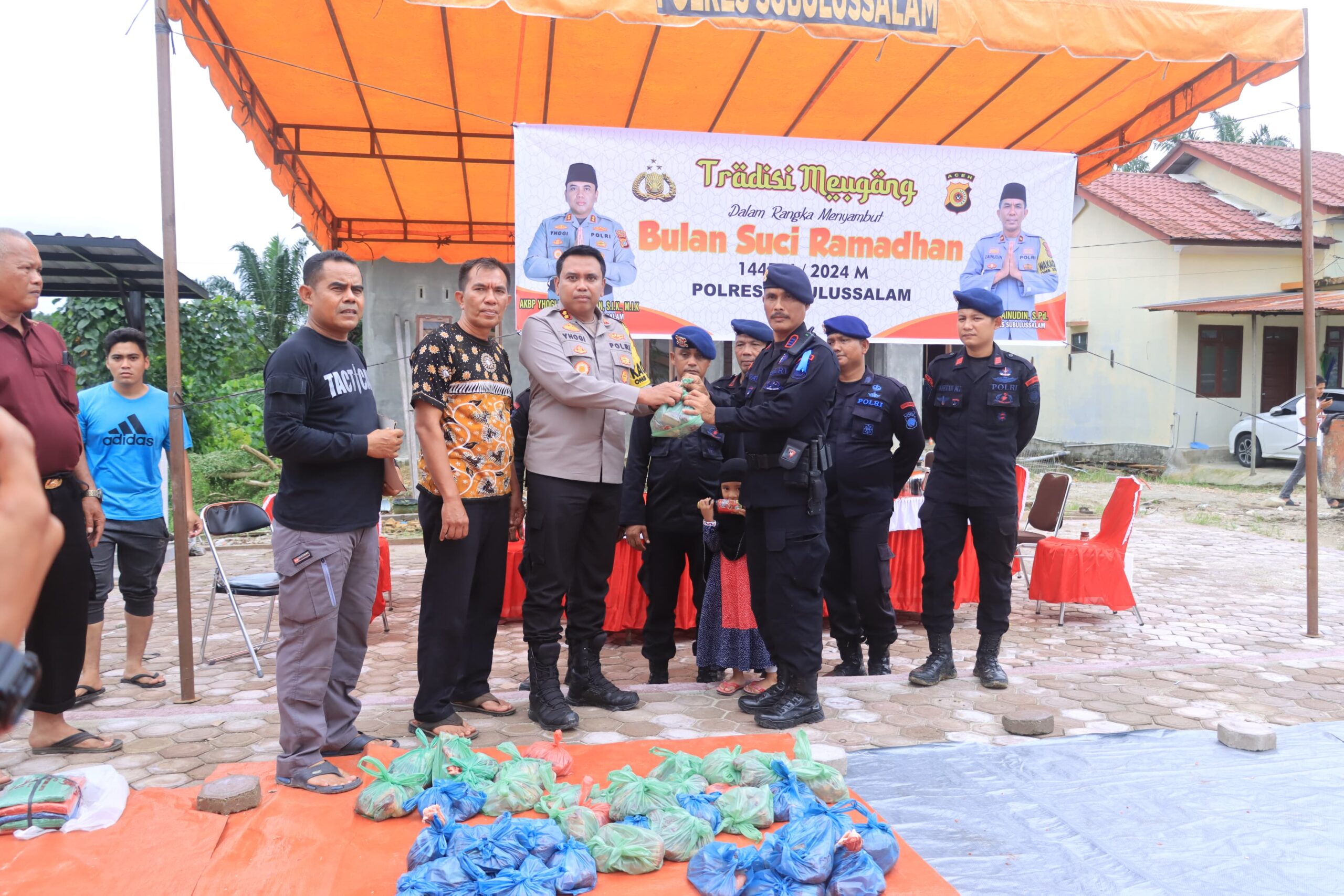 Tradisi Sambut Ramadan, Kapolres Subulussalam Bagikan Daging Meugang