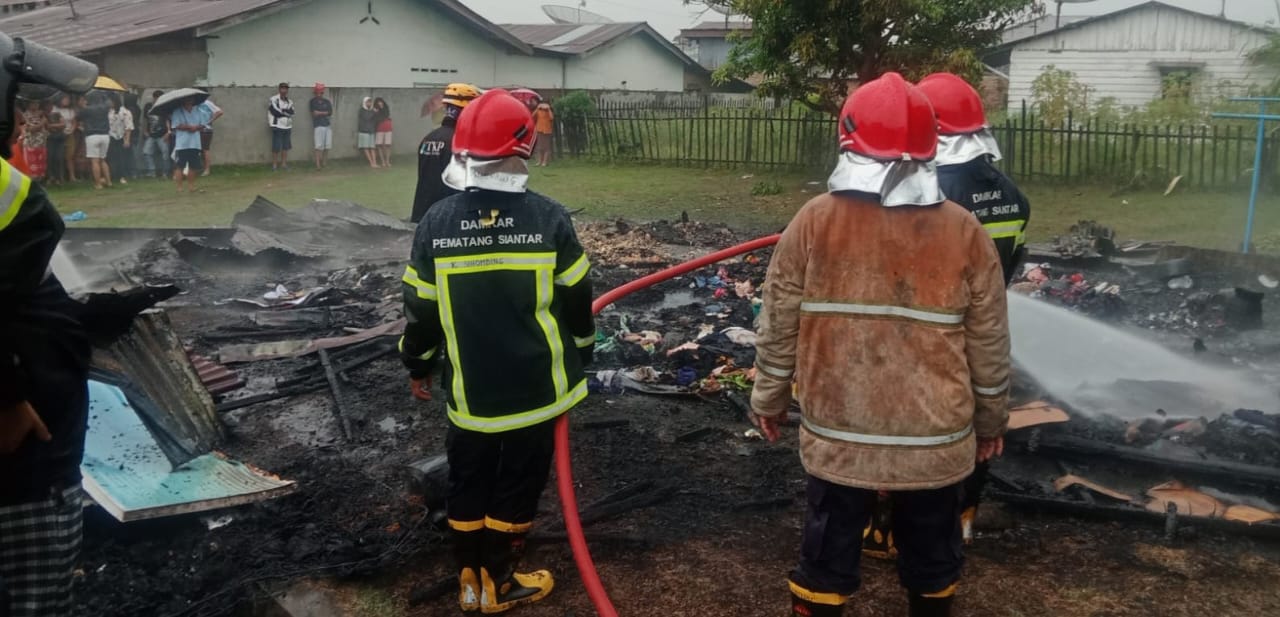 Satu Rumah Hangus Terbakar Di P. Siantar