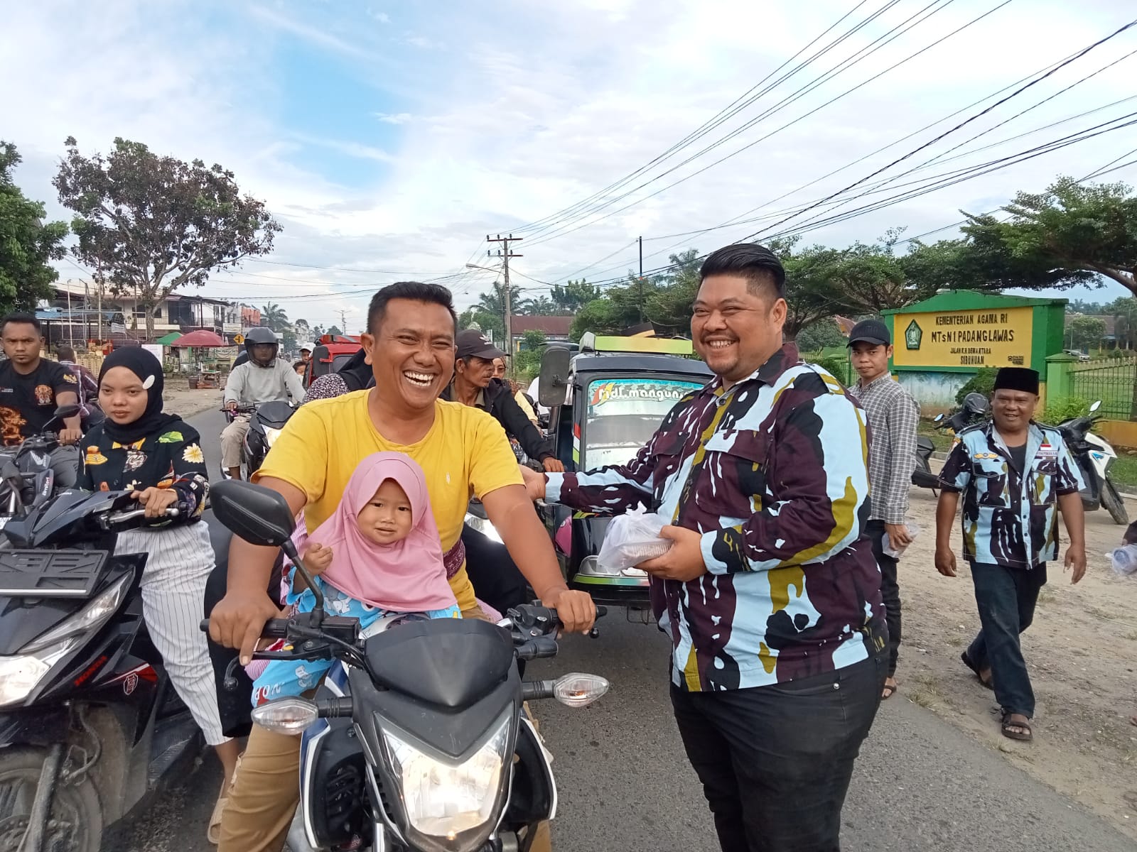 IPK Palas Berbagi Takjil Di Jalinsum Sibuhuan