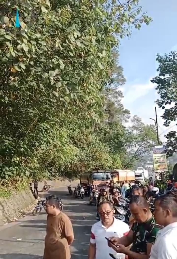Polres Simalungun Gercep Atasi Pohon Tumbang, Akses P.Siantar - Parapat Kembali Lancar