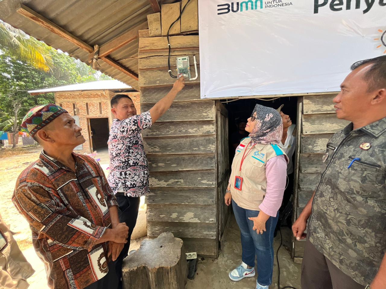 PLN UID Sumut Nyalakan Listrik Serentak 244 Warga Kurang Mampu