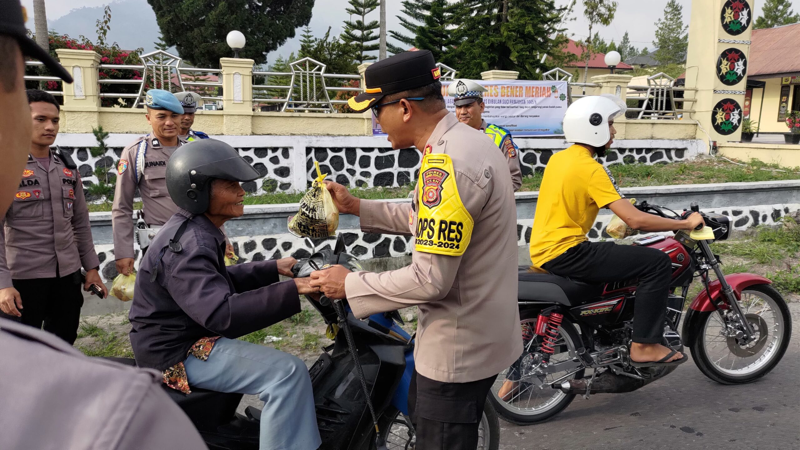 Kapolres Bener Meriah Dan Pejabat Utama Berbagi Takjil Gratis