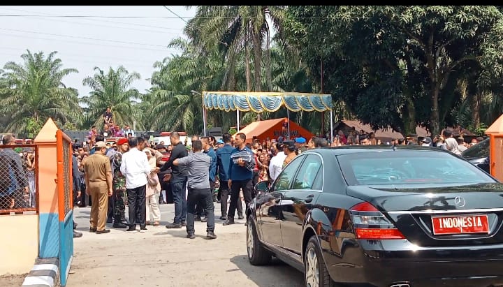 Sukria Rahmi Menangis Histeris Mengadu Ke Jokowi