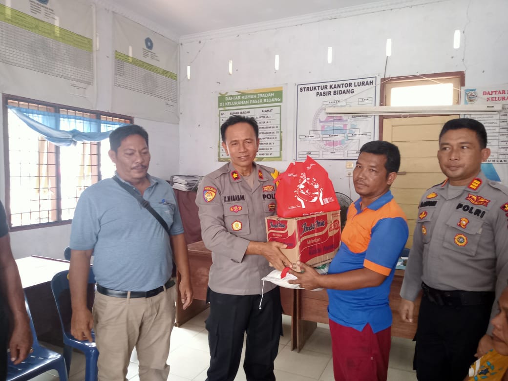 Ringankan Beban, Polres Tapteng Bantu Korban Kebakaran