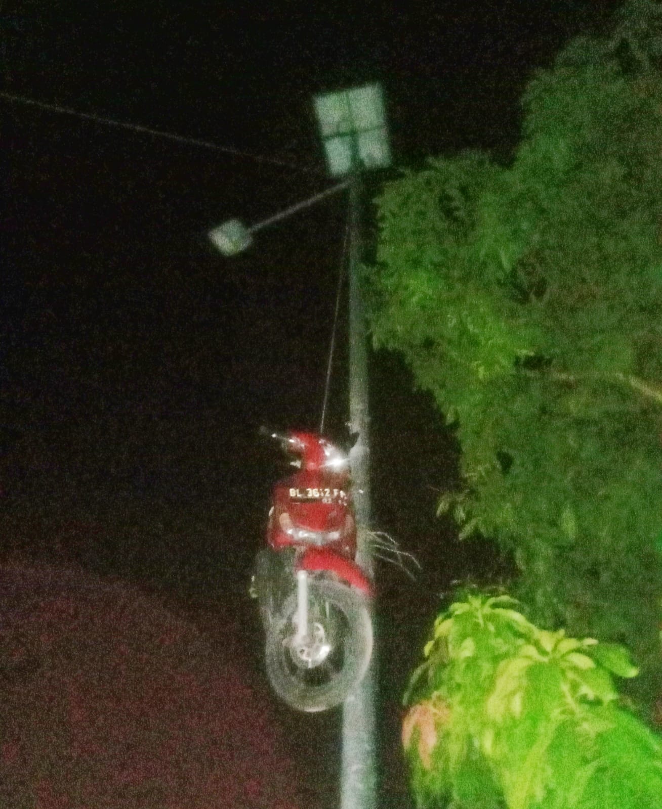 Diduga Beli Narkoba, Warga SP Tanjong Gantung Kereta Di Tiang Listrik