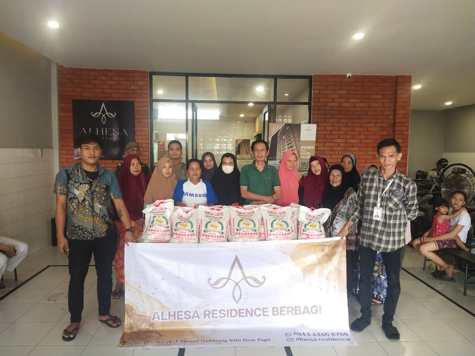 Alhesa Residence Salurkan Bantuan Sembako Ke Warga Lingkungan I Silalas