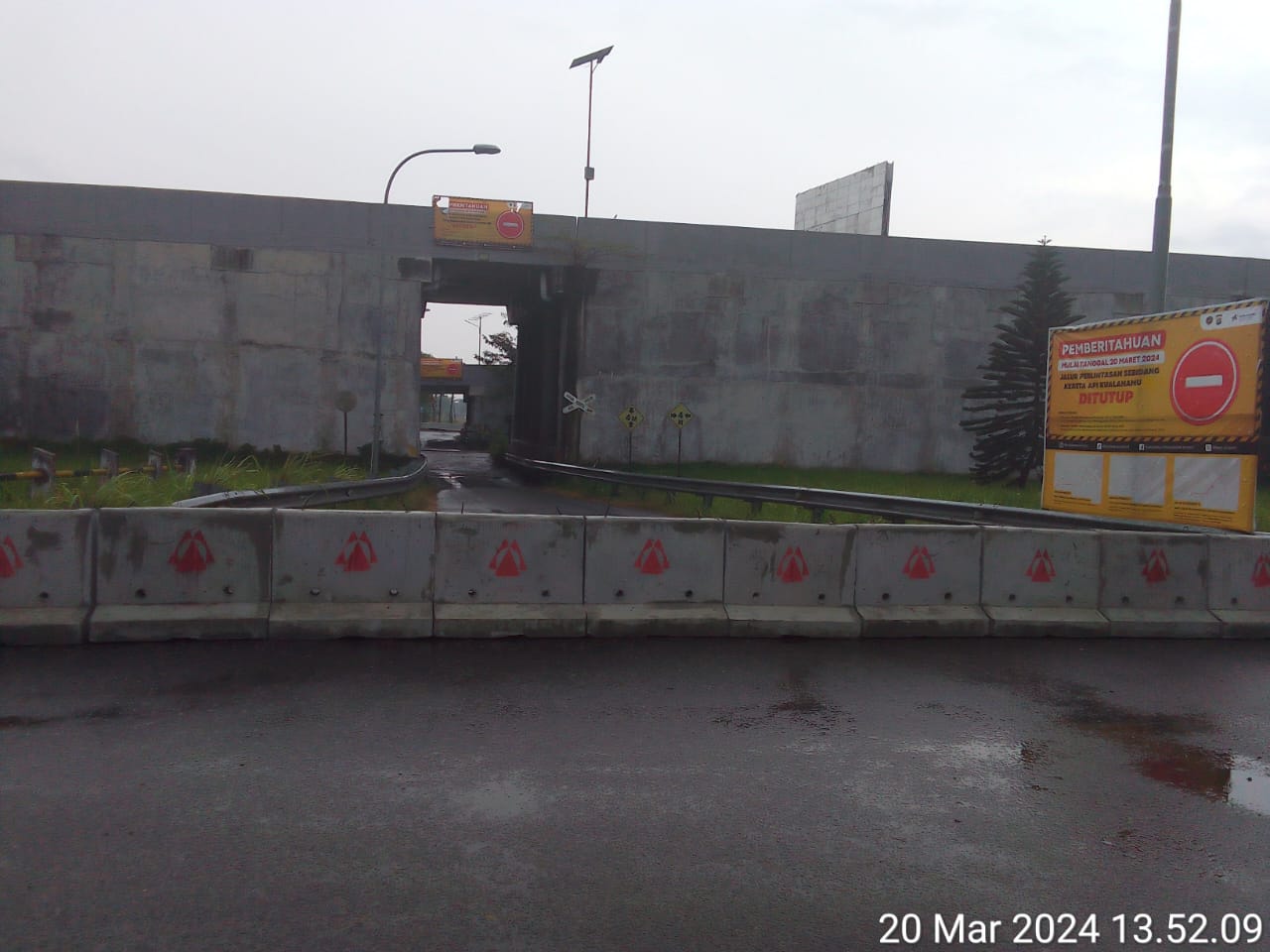 Kurangi Resiko Kecelakaan, Jalan Melewati Lintasan Kereta Api Menuju KNIA Ditutup