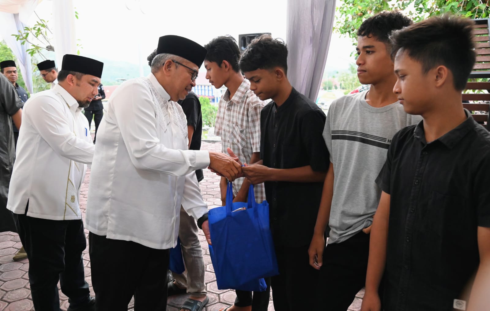 Pj Gubernur Bersama Pj Bupati Aceh Besar Santuni 25 Anak Yatim