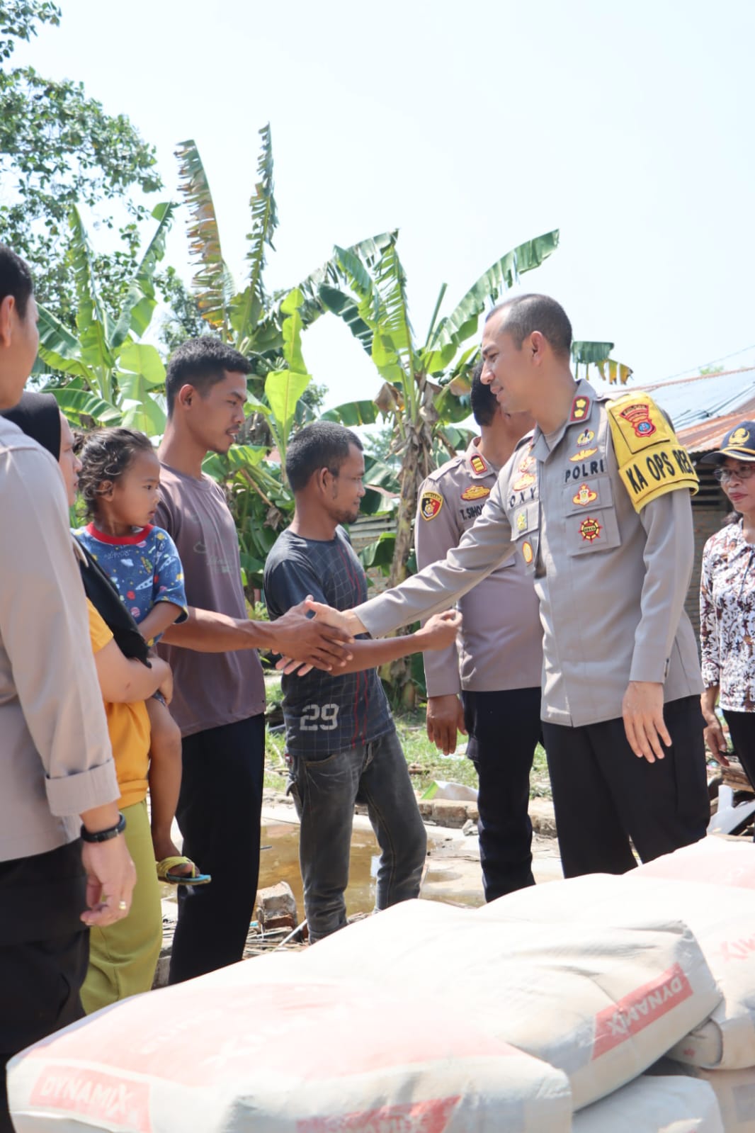 Kapolres Sergai Bantu Korban Angin Puting Beliung
