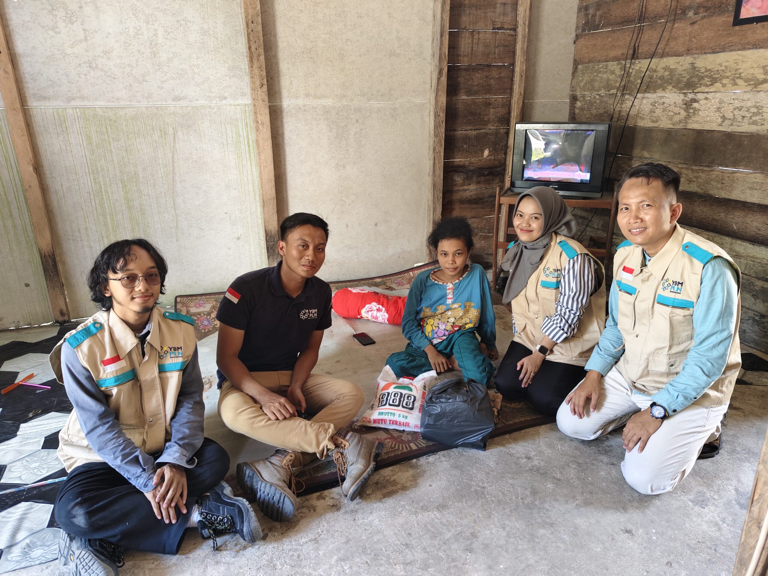 PLN ULP Teluk Dalam Bagikan Paket Sembako Keluarga Tidak Mampu