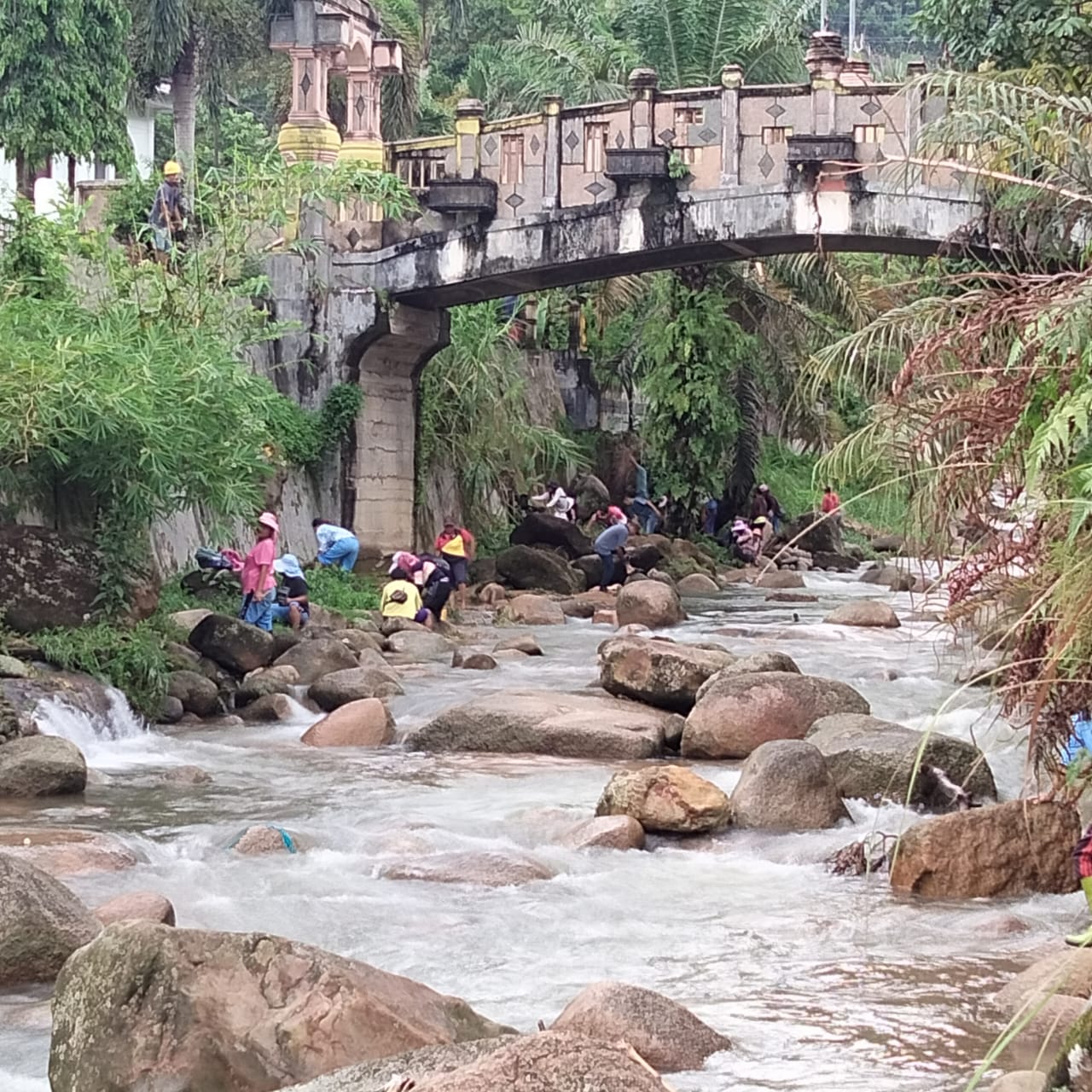 Cegah Banjir, Polres Sibolga Bersama Warga Bersihkan Sungai Aek Godang