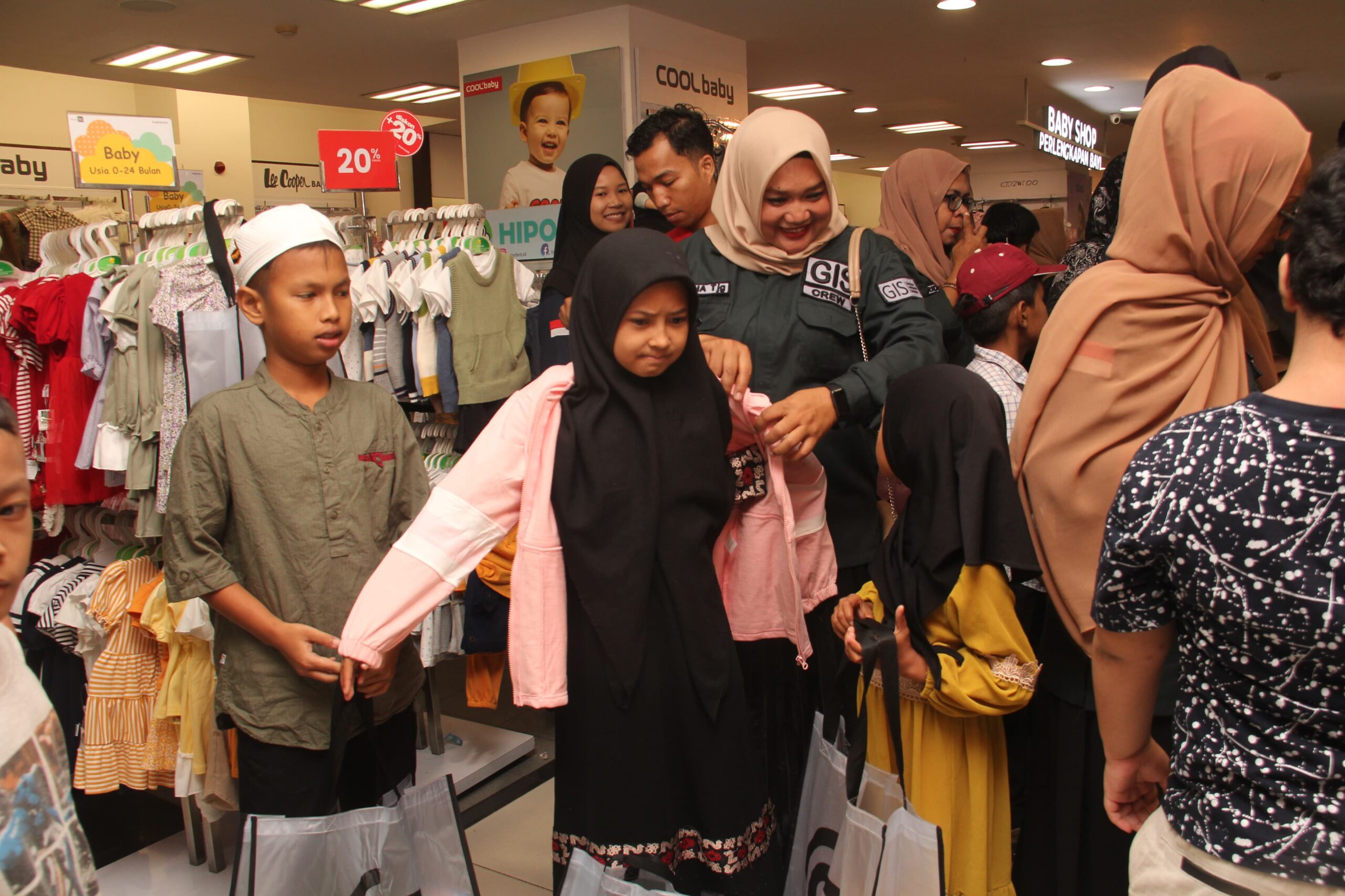 42 Anak Yatim Dan Dhuafa Bergembira Belanja Baju Lebaran Bersama Gerakan Istiqomah Sedekah
