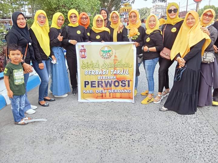 Perwosi Deliserdang Bagikan 500 Takjil Kepada Pengguna Jalan
