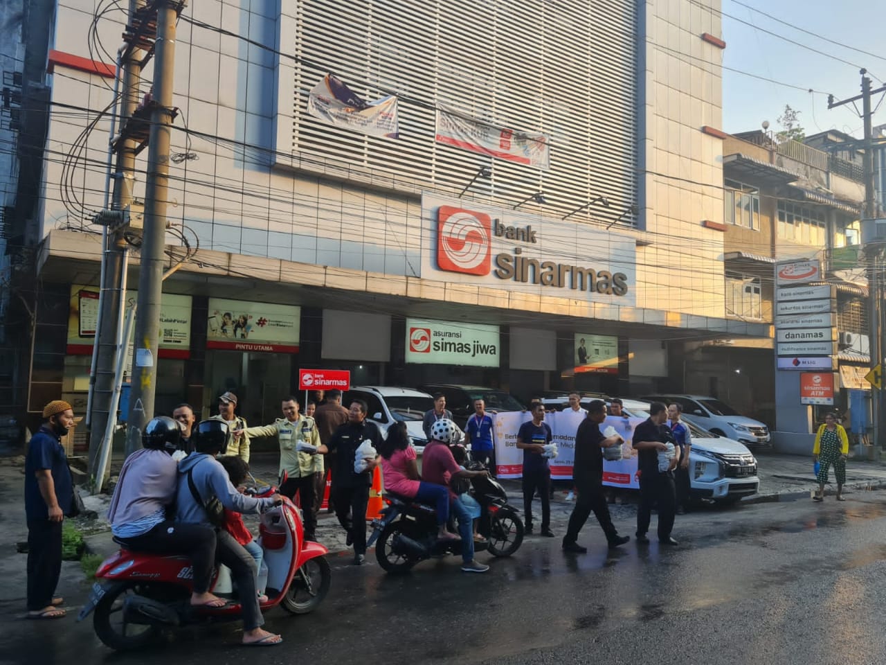 Bank Sinarmas Berbagi Takjil Ramadhan Berkah