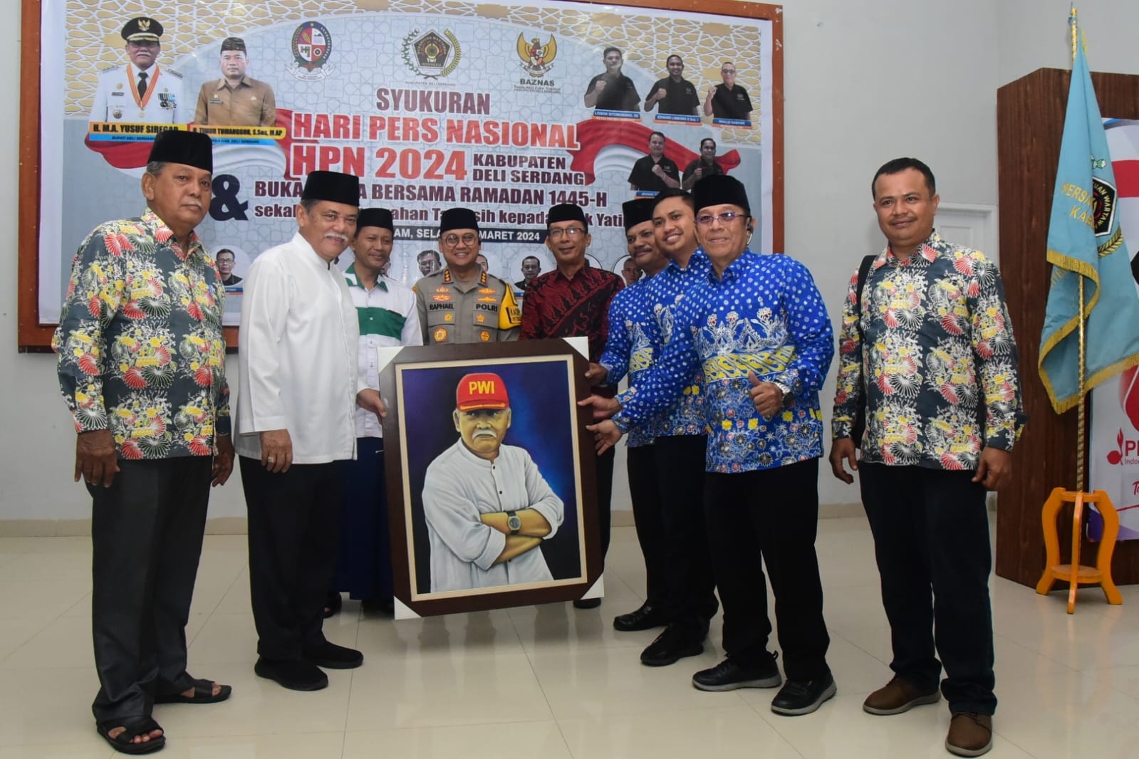 Penuh Haru, Bupati Deliserdang Terima Lukisan Dirinya Bertopi PWI