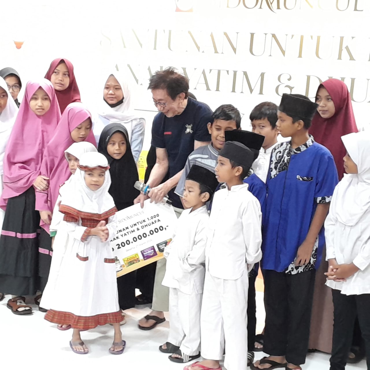 Sido Muncul Berikan Santunan Kepada 1.000 Anak Yatim