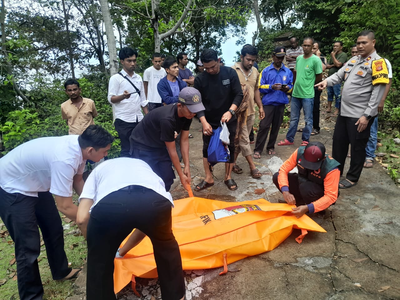 Ditemukan Mayat Laki-laki Di Pinggir Pantai