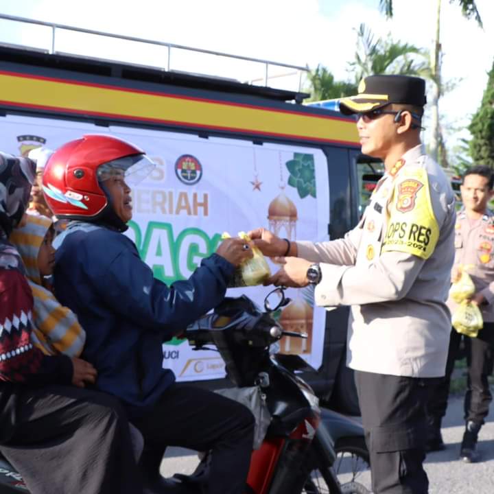 Kapolres Bener Meriah Bagikan Takjil Gratis