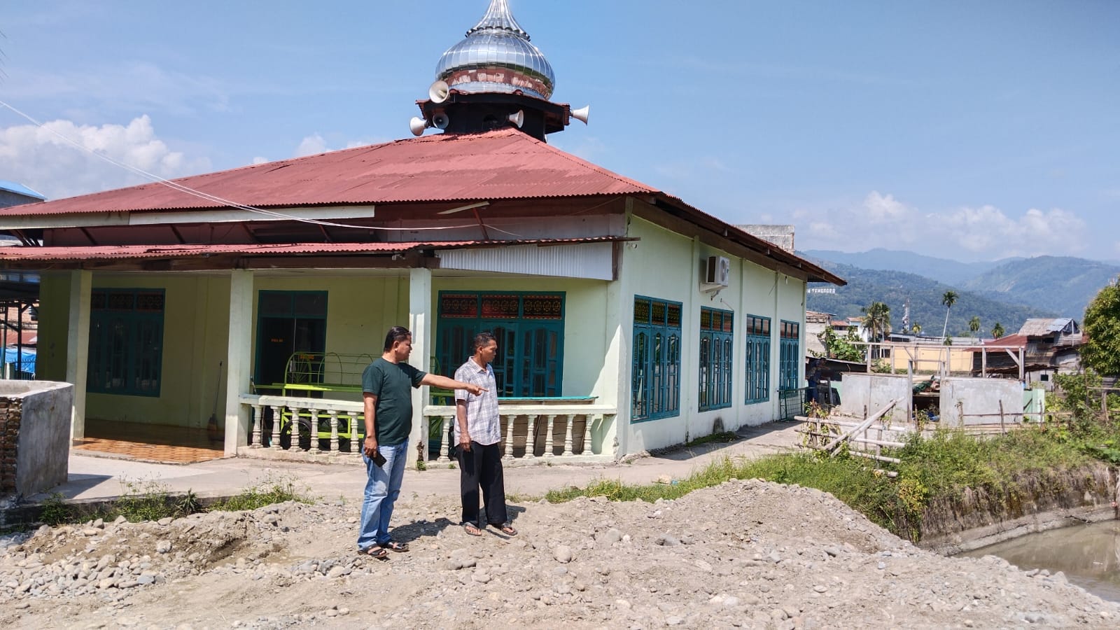 Cegah Banjir, Pekarangan Masjid Di Lawe Rutung Ditimbun