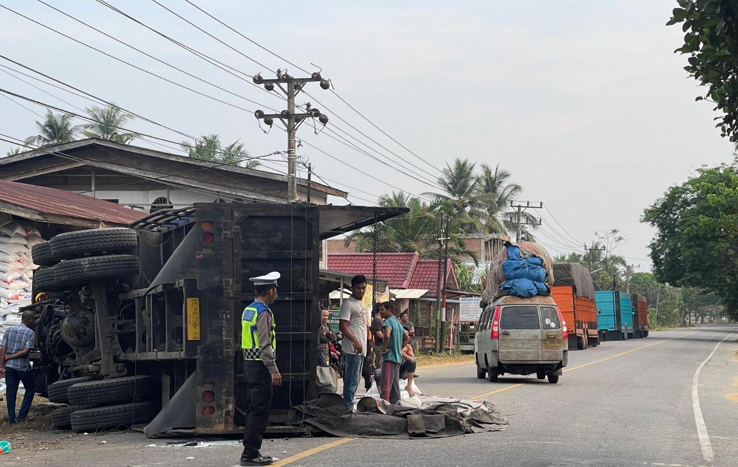 Truk Tronton Bermuatan Beras Bulog Terbalik Di Aceh Timur