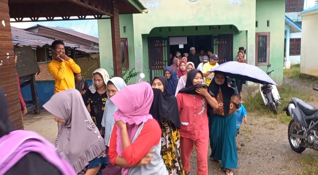 Kepdes Diduga 'Main Mata' Dana BLT, Ratusan Warga Sirambas Demo