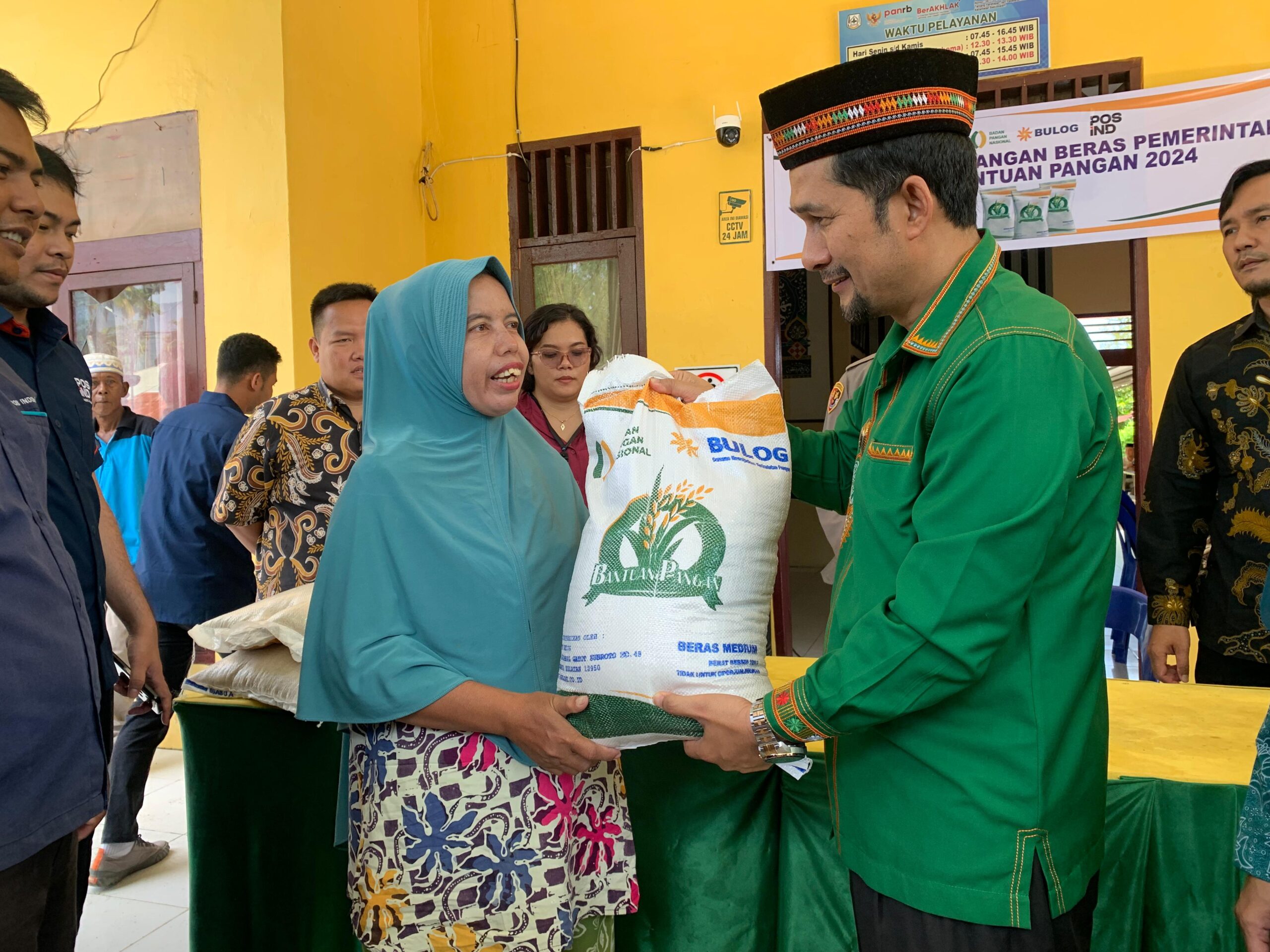 Pj Bupati Agara Serahkan Bantuan Beras