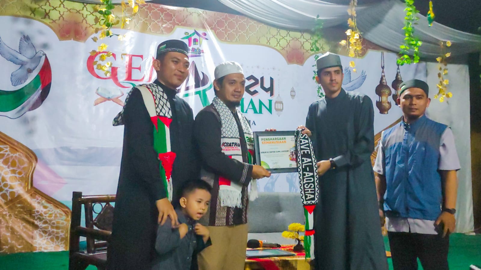 Az-Zakiyah Islamic Leadership Bantu Rakyat Palestina Rp20 Juta