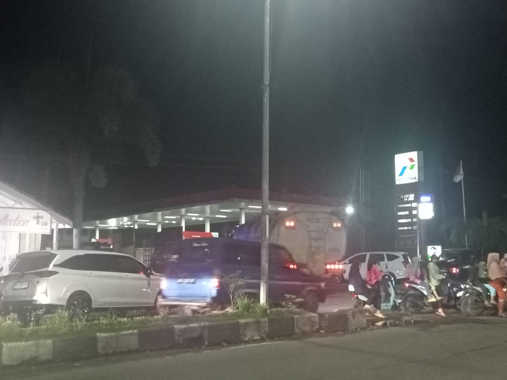 Antrean Panjang Di SPBU 14227309 Sibuhuan