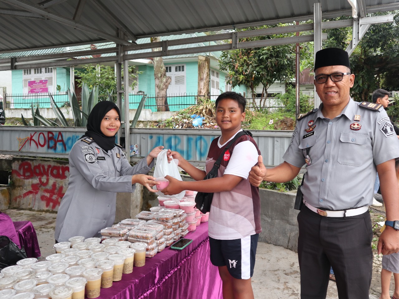 Rutan Tarutung Bagikan Takjil Gratis Kepada Masyarakat Sekitar