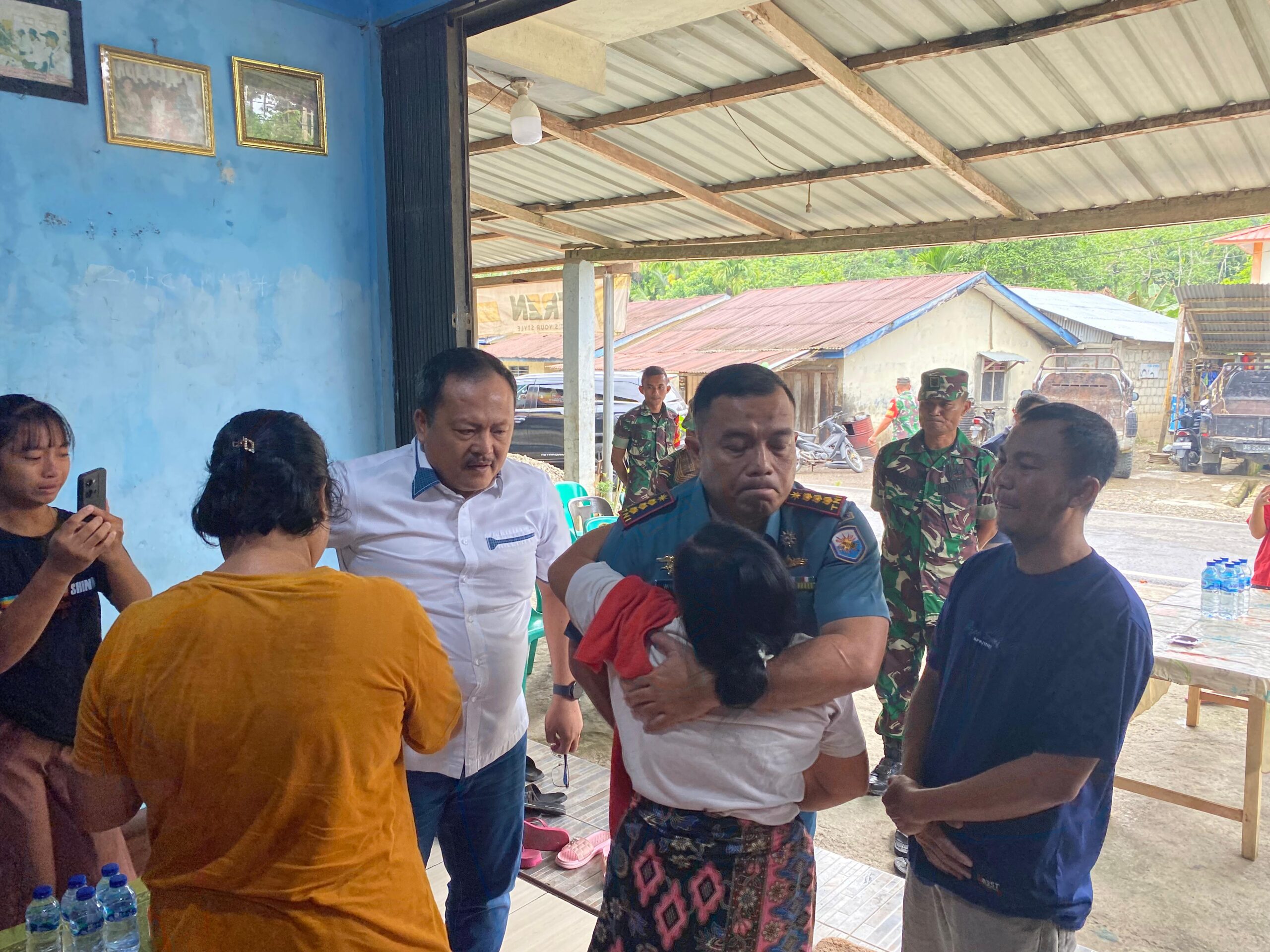 Danlanal Nias Bersama Wabup Nisel Kunjungi Keluarga Iwan Sutrisman Telaumbanua