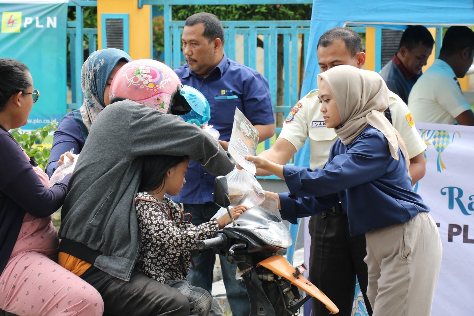 PLN UID Sumut Bagikan Takjil Gratis Dan Ajak Tambah Daya Bulan Berkah