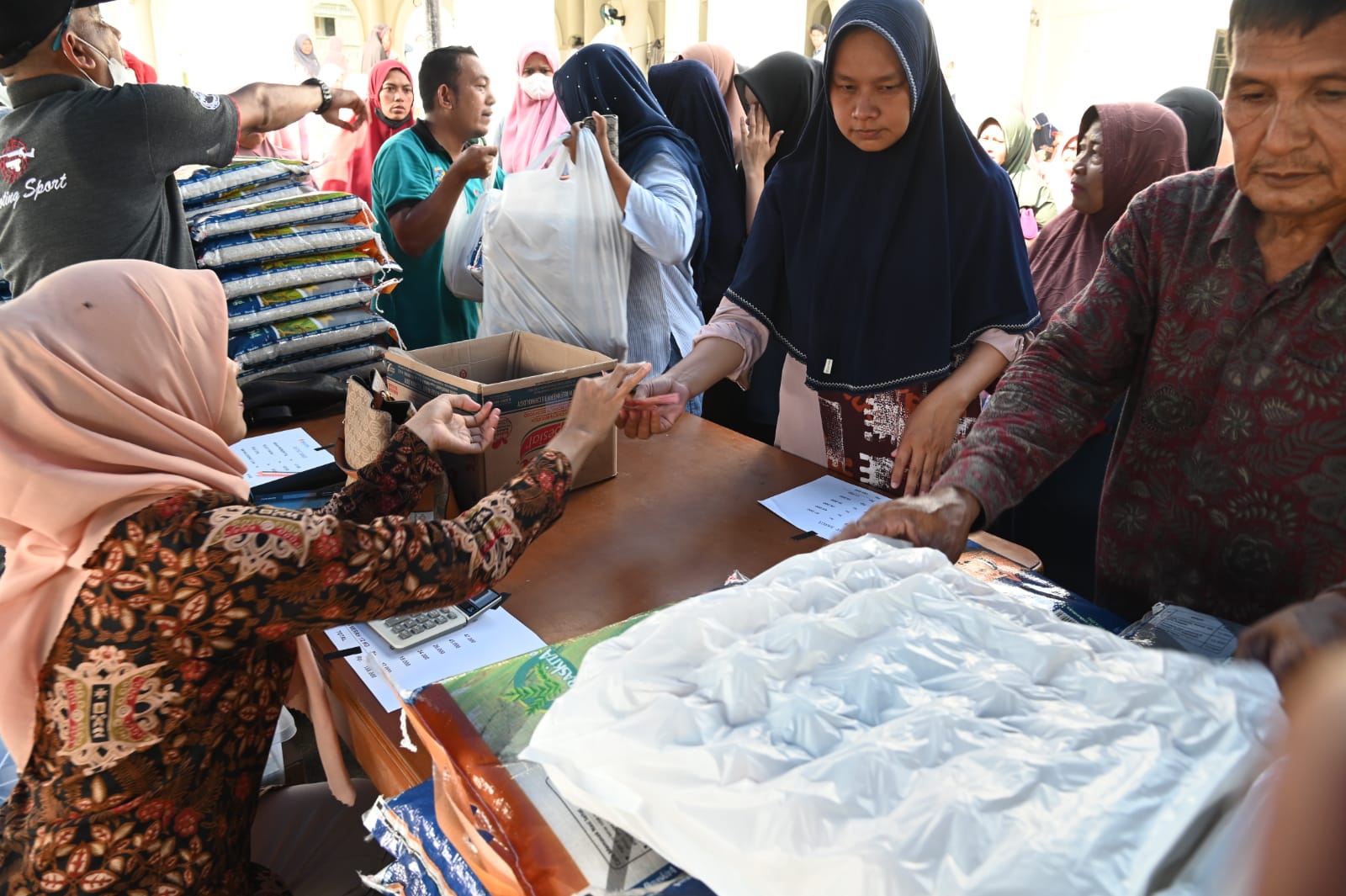Warga Peukan Bada Nikmati Bazar Pangan Murah