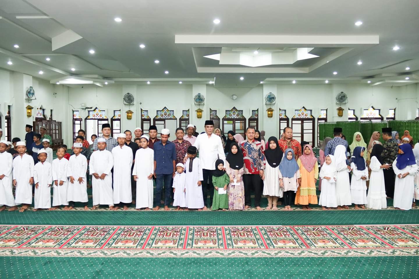 Bupati Madina Santuni Anak Yatim Piatu