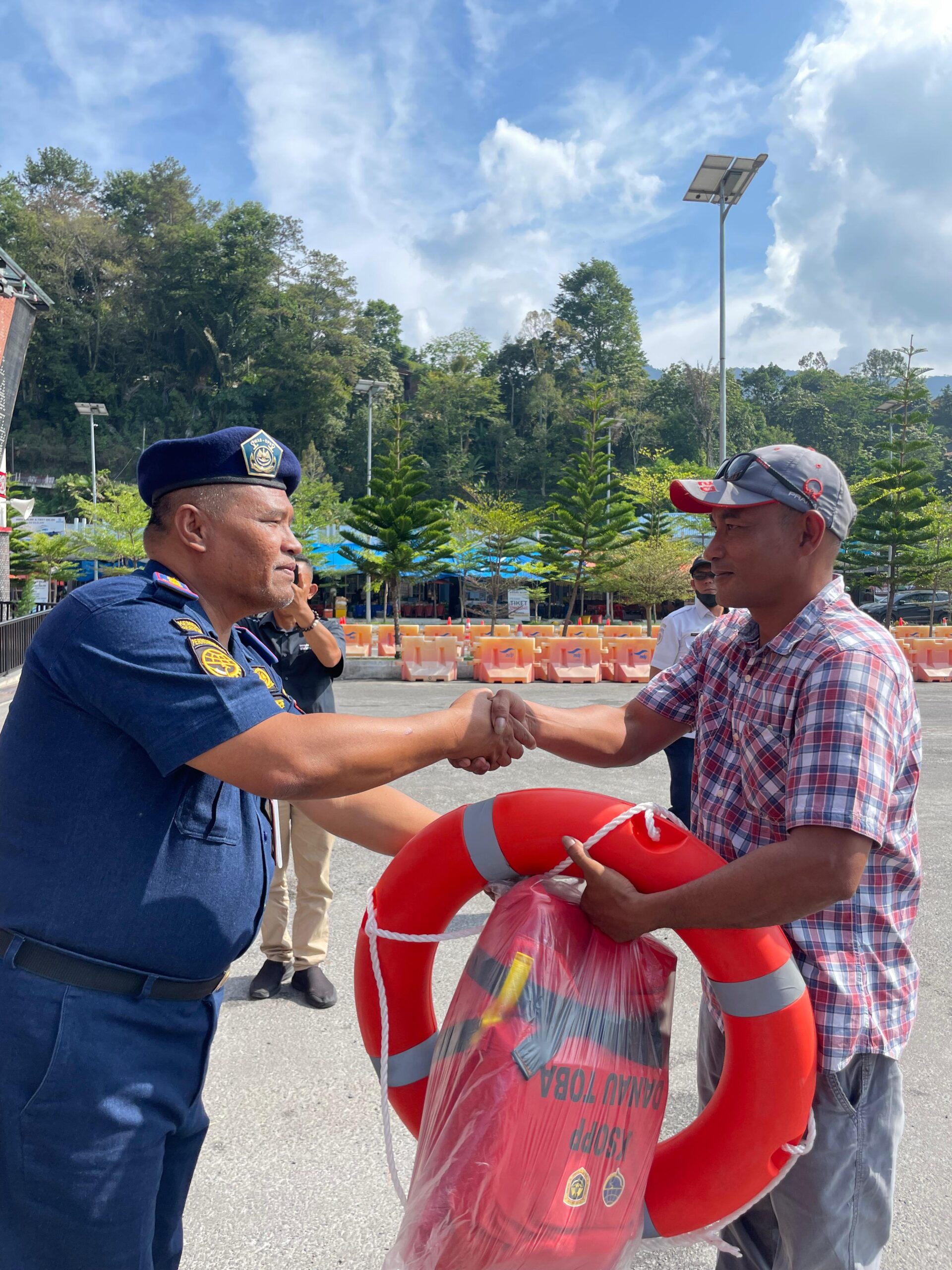 KSOPP Danau Toba Bagikan 200 Life Jacket