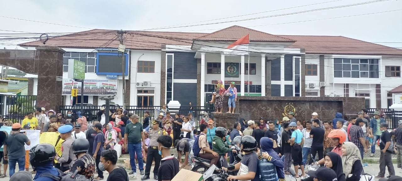 Warga Demo Kejari Deliserdang Minta Tersangka Dibebaskan
