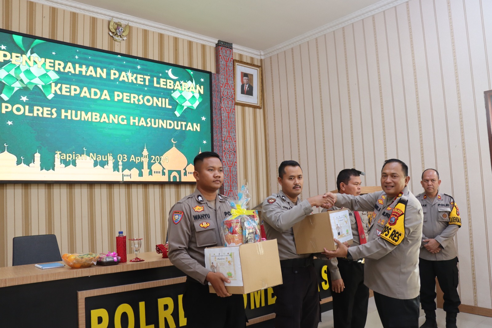 Kapolres Humbahas Berikan Bingkisan Lebaran