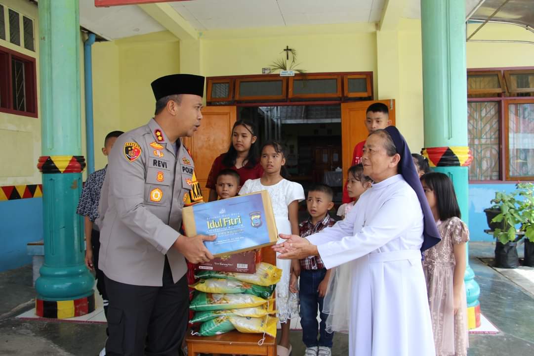 Kapolres Nias Bagikan Bingkisan Lebaran Kapolda Sumut