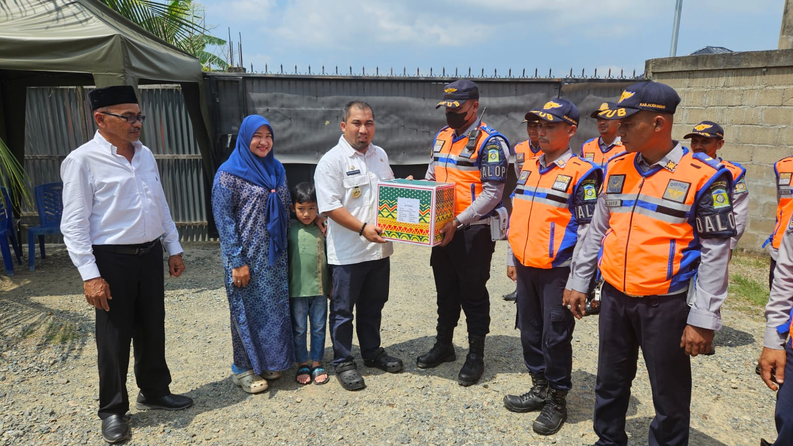 Iswanto Bagikan Paket Lebaran Untuk 38 Personel Dishub Aceh Besar