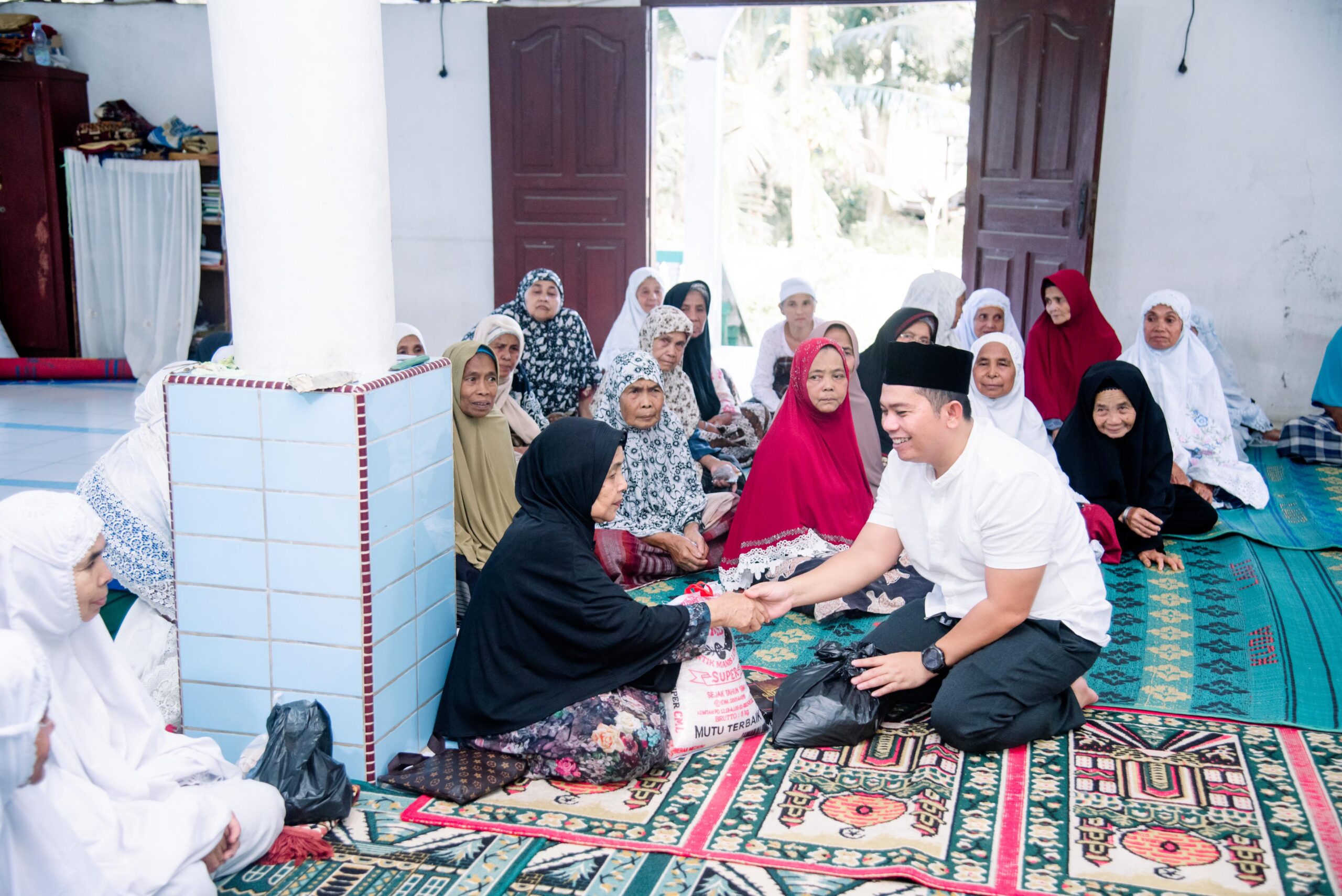 Putra Mahkota Salurkan Sembako Ke Panti Jompo Dan Parsulukan