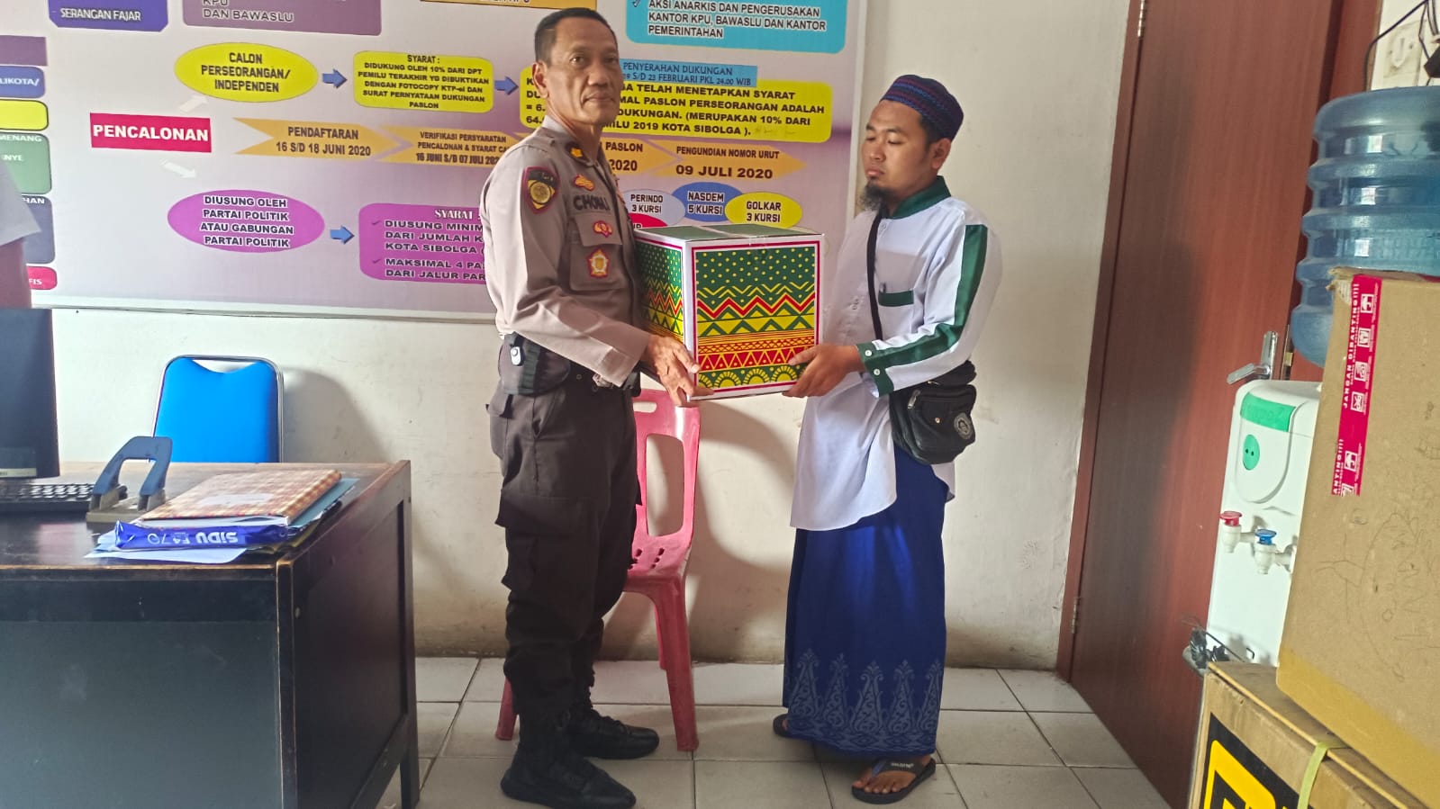 Polres Sibolga Berikan Bingkisan Hari Raya Kapolda Sumut Ke Para Tokoh