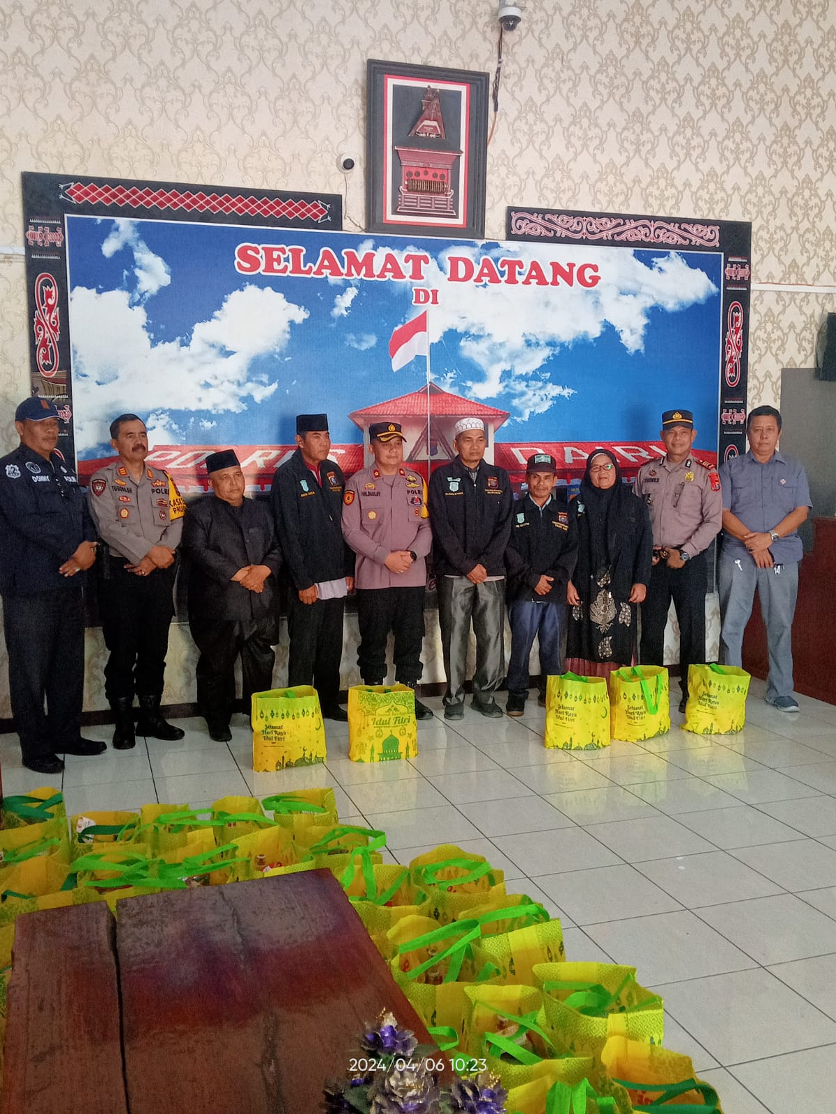 Jelang Lebaran, Kapolres Dairi Berbagi Dengan Masyarakat