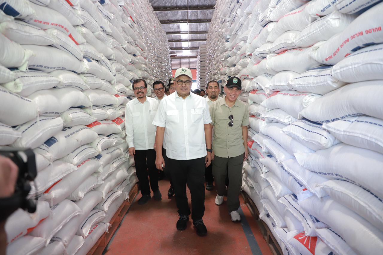 Pj Bupati Aceh Besar Dampingi Gubernur Pantau Stok Dan Harga Pangan Di Pasar Lambaro