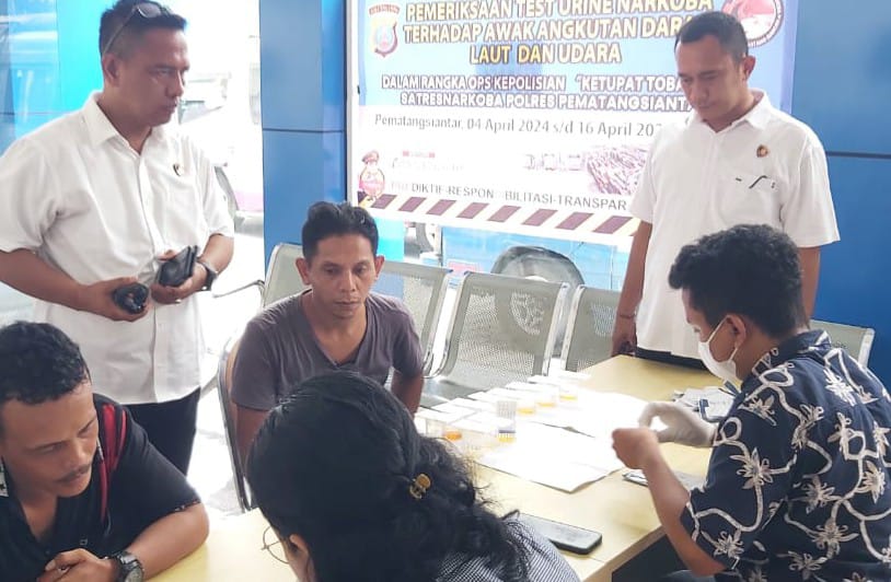 Polres P.Siantar Tes Urin 18 Pengemudi Bus Angkutan Lebaran 2024