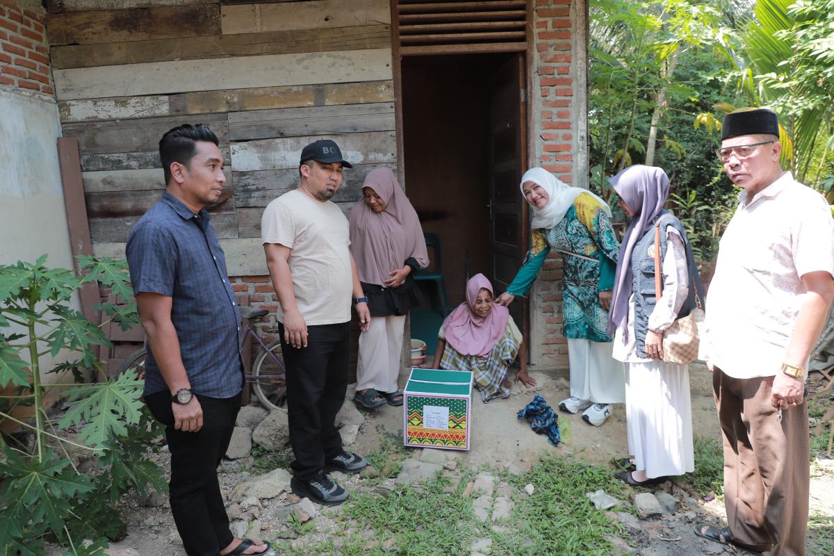 Pj Bupati Aceh Besar Salurkan Bansos