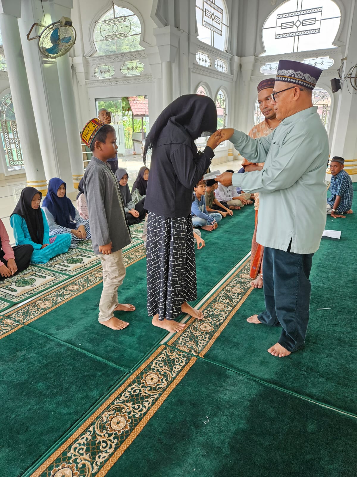 Pemerintah Gampong Emperom Beri Santunan Untuk Anak Yatim Piatu